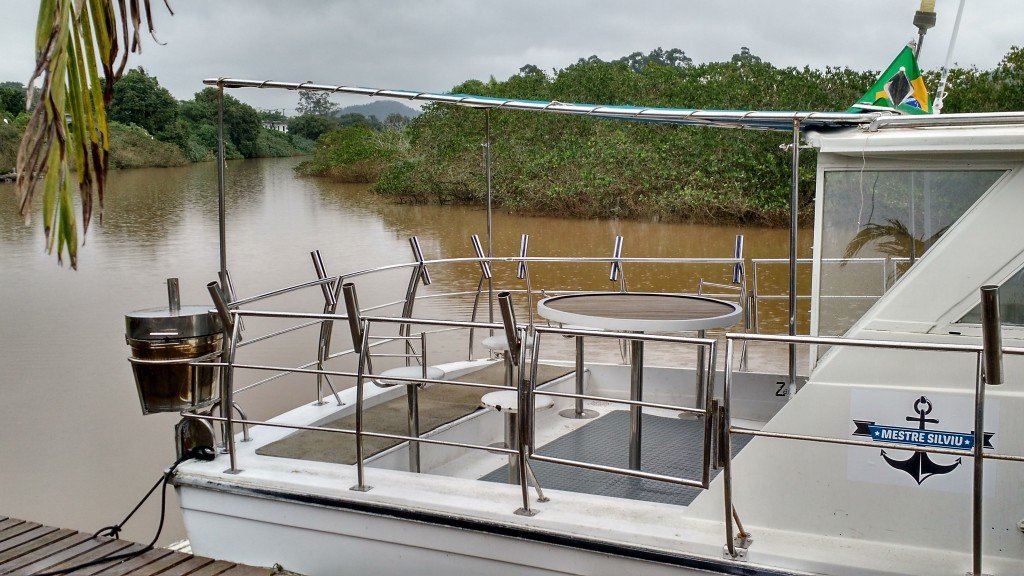 Praça de pesca com bancos e mesa central