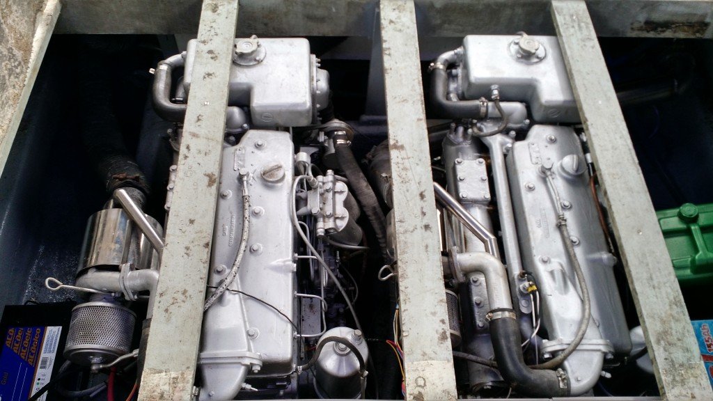 Motores Mercedes totalmente revisados. Instalação elétrica nova com fiação marinizada